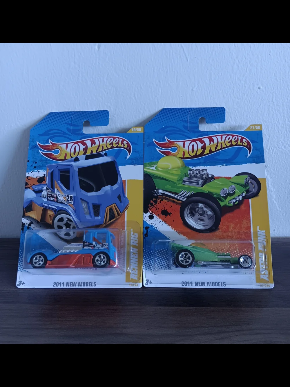 Hot Wheels Rennen Rig & Astro Funk 2011 New Models Lot Of 2